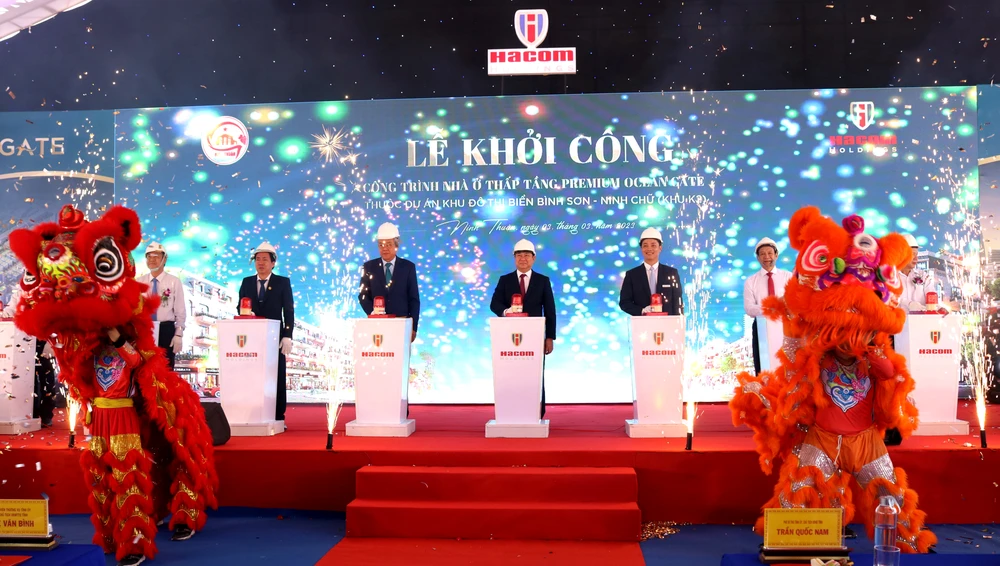 Thực hiện nghi thức bấm nút khởi công dự án nhà ở thấp tầng. Ảnh: HH