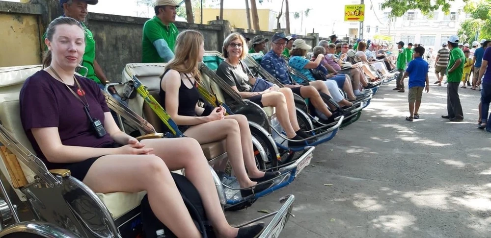 Du khách chọn xích lô làm phương tiện tham quan Nha Trang. Ảnh: DU LỊCH
