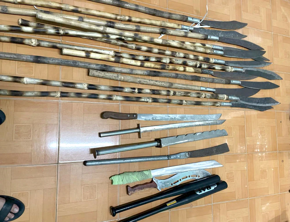 Số hung khí thu giữ. Ảnh: CÔNG AN