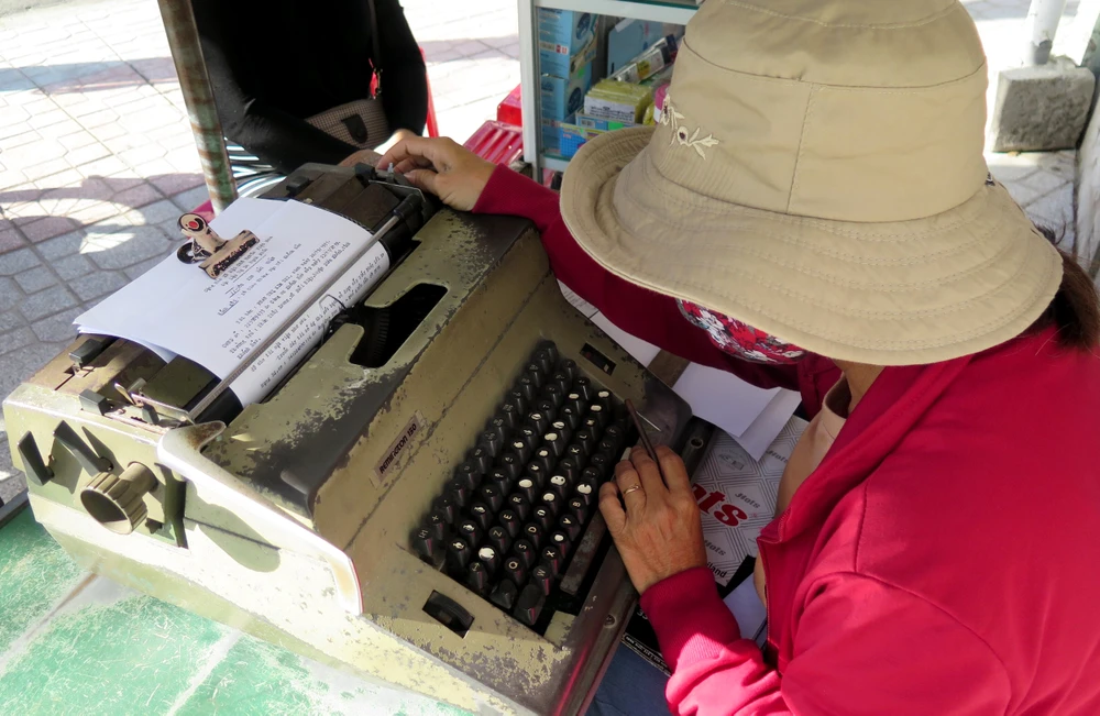 Phim mòn, bà dùng cây gỗ để gõ chữ. Ảnh: CHU VÂN