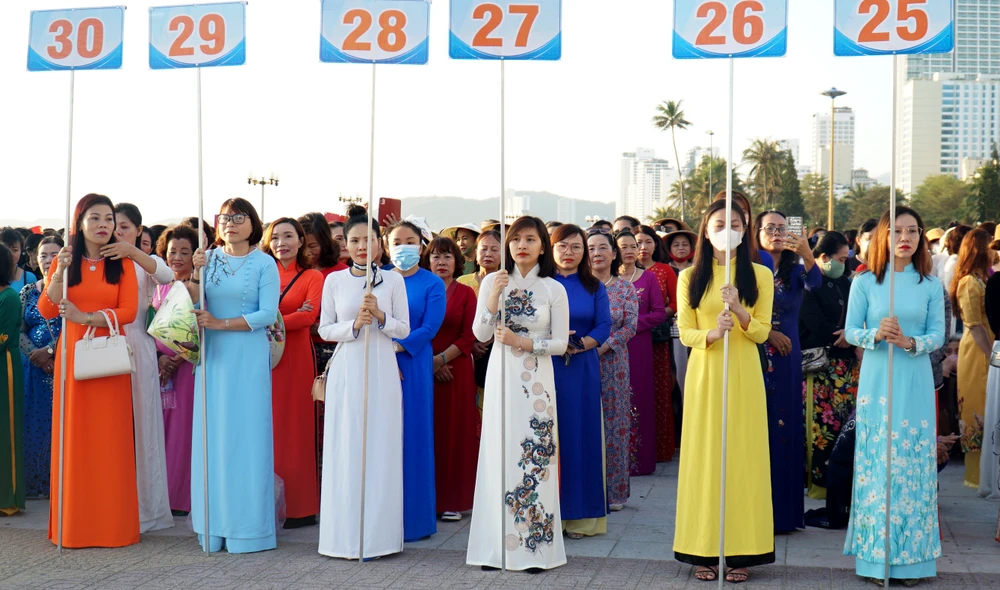 Hơn 2.000 phụ nữ đến từ 124 cơ quan, đơn vị trên địa bàn TP Nha Trang trong trang phục áo dài tham gia diễu hành. Ảnh: HH