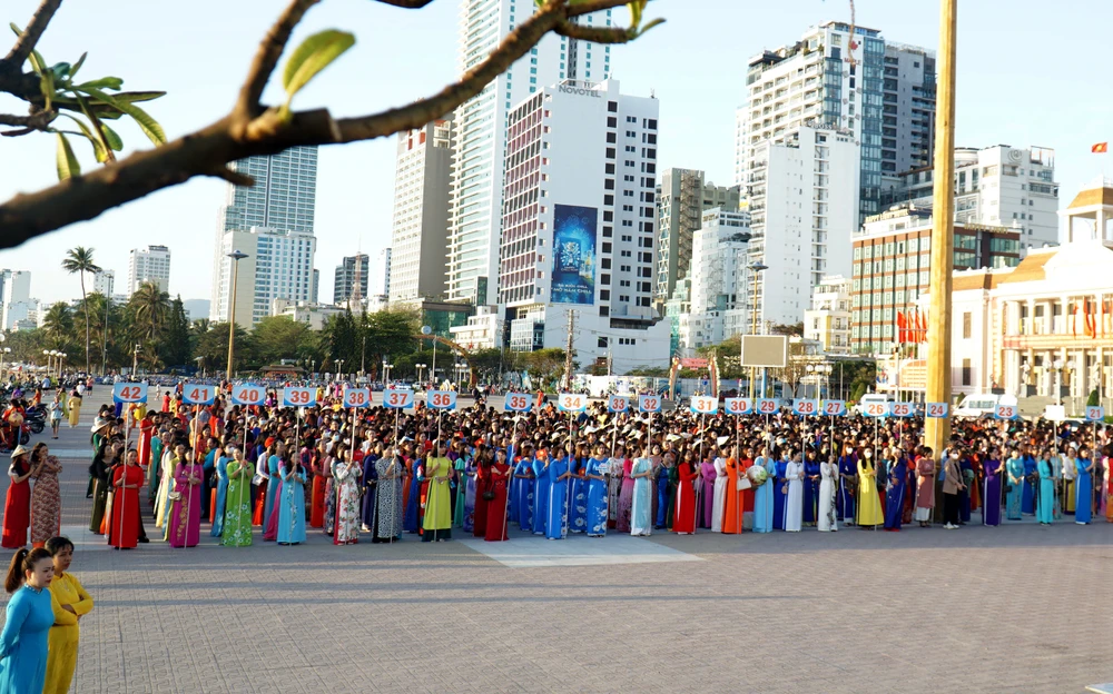 Các phụ nữ TP Nha Trang trong trang phục áo dài tại Quảng trường 2-4.