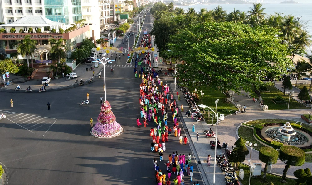 Đoàn diễn hành áo dài của phụ nữ TP Nha Trang.