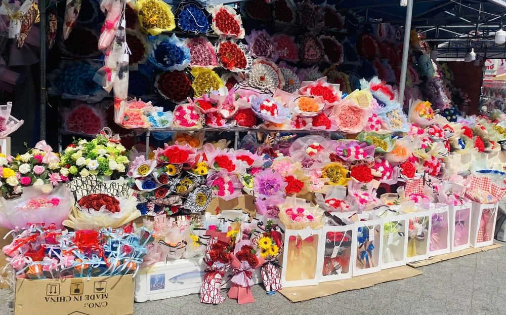 Hoa hồng tăng giá gấp ba ngày thường. Ảnh: CHU VÂN