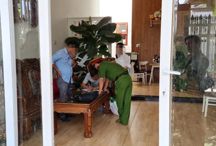 Công an khám xét nơi ở của bị can Đức. Ảnh: Đ.K