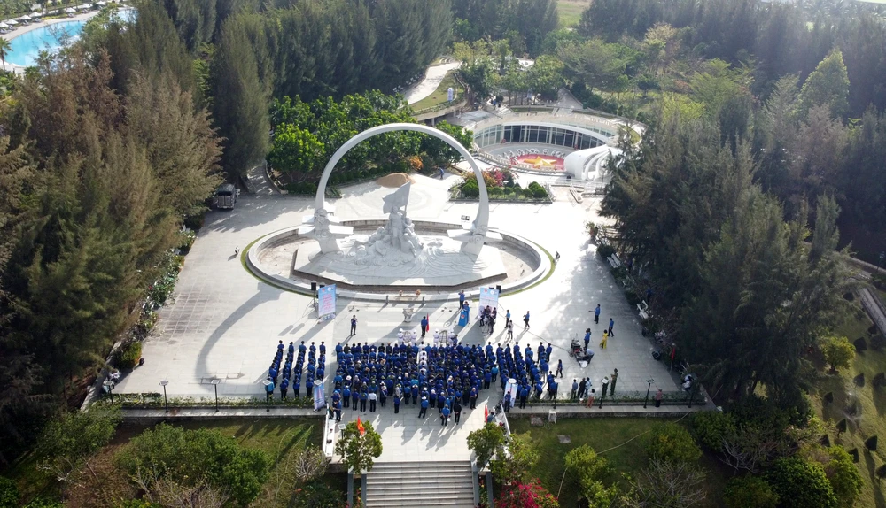 Đoàn cựu cán bộ Thanh niên Việt Nam dâng hương tại khu tưởng niệm Gạc Ma. Ảnh: B.T