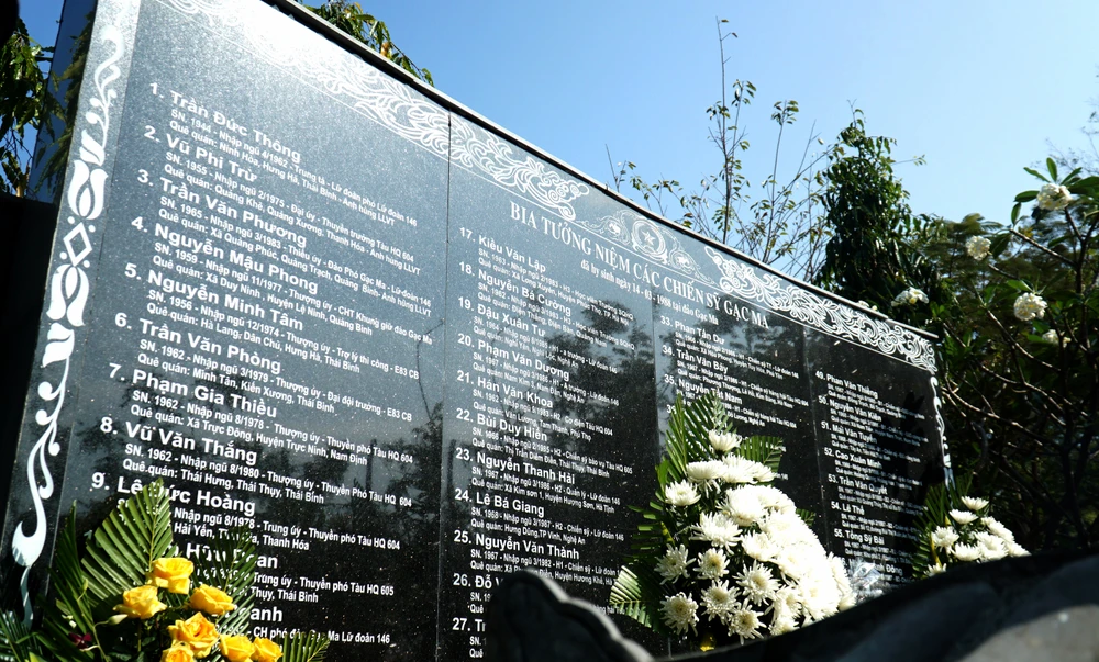 Ngày 14-3-1988, với lực lượng tàu chiến hùng hậu, có trang bị vũ khí mạnh, Trung Quốc đã bất ngờ tấn công, bắn chìm, bắn cháy ba tàu vận tải, đánh chiếm một số bãi đá ngầm của Việt Nam. Với quyết tâm bảo vệ biển, đảo của Tổ quốc, cán bộ, chiến sĩ các tàu vận tải, lực lượng công binh Hải quân xây dựng đảo trong tay chỉ có cuốc xẻng, xà beng, súng bộ binh nhưng đã mưu trí, sáng tạo, chủ động, thực hiện nghiêm đối sách, bình tĩnh, khôn khéo xử lý các tình huống để bảo vệ chủ quyền biển đảo của Tổ quốc. Cuộc chiến ở Gạc Ma đã đi vào lịch sử dân tộc là một dấu ấn không bao giờ phai trong tâm khảm của mỗi người dân Việt Nam. Những người lính trung kiên đã mãi mãi nằm lại biển sâu nhưng ý chí quật cường của các anh đã trở thành tượng đài bất tử về chủ nghĩa anh hùng cách mạng, tiếp nối truyền thống đấu tranh giữ nước bất khuất của dân tộc Việt Nam.