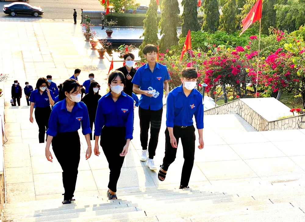 Anh Trần Nhất Luân, Bí thư Huyện đoàn Cam Lâm, chia sẻ: “Các chiến sĩ hải quân hy sinh ở đảo Gạc Ma đã trở thành biểu tượng của lòng yêu nước, tinh thần bất khuất. Sự hy sinh anh dũng của các anh có ý nghĩa hết sức lớn lao cho các thế hệ sau. Mỗi khi đến khu tưởng niệm, các bạn trẻ sẽ ý thức hơn về trách nhiệm, cống hiến cho quê hương, Tổ quốc”.