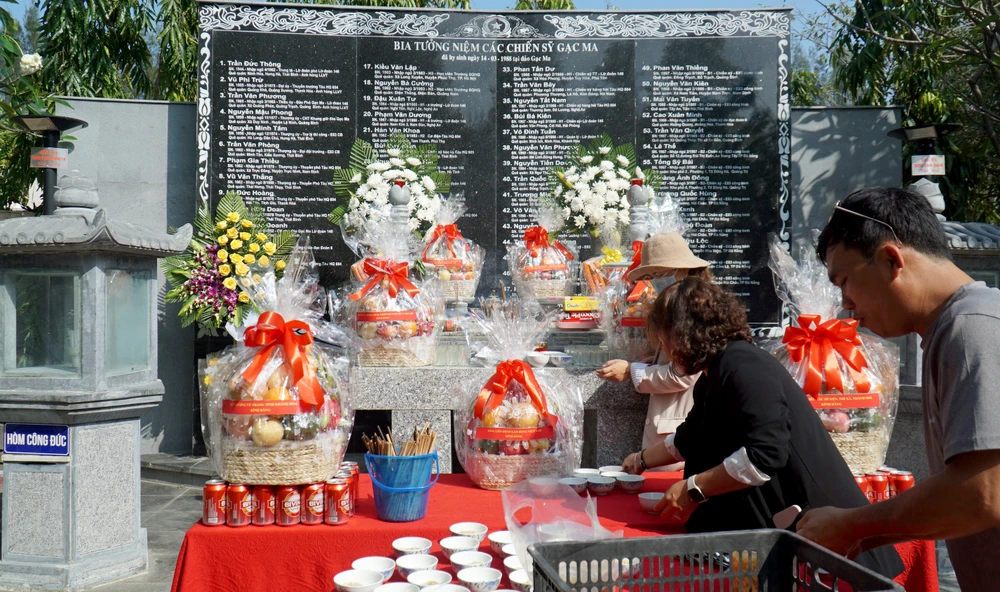 Chiều 13-3, lễ giỗ các liệt sĩ Gạc Ma được tổ chức trang nghiêm trước bia ghi danh các liệt sĩ ở khu tưởng niệm. 64 ly rượu được rót ra trên bàn thờ cùng 64 bộ chén bát. Theo Ban quản lý khu tưởng niệm chiến sĩ Gạc Ma, trong những người đến tưởng niệm, có nhiều đồng đội, thân nhân của các liệt sĩ từ khắp nơi. Nhiều cơ quan, đơn vị, tổ chức đoàn thể trong cả nước xác định khu tưởng niệm chiến sĩ Gạc Ma là điểm đến không thể thiếu trong hành trình đến với các địa danh truyền thống.