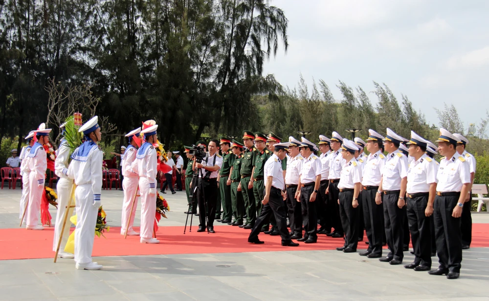 Đoàn Bộ tư Lệnh vùng 4 Hải quân, Quân ủy Tham mưu và Quân ủy Trung ương Bộ Quốc phòng đã đến dâng hoa, dâng hương.