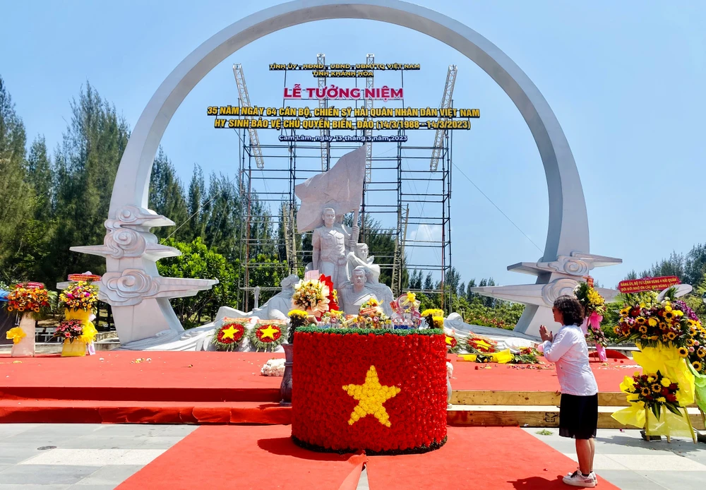 Ngày 14-3, hơn 1.000 người đến dâng hương tưởng niệm 64 chiến sĩ Gạc Ma.