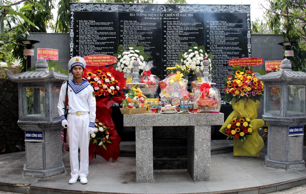 Những lẵng hoa dâng lên 64 anh hùng đã hi sinh bảo vệ biển đảo tại khu Mộ gió.