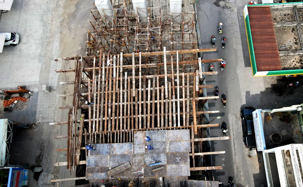 Ông Trần Giang Sơn (47 tuổi, ngụ ở phường Ngọc Hiệp) cho biết mình chứng kiến vụ việc xảy ra. “Thanh thép nặng 28 kg rơi từ trên công trường xuống trúng hai xe máy. Cô gái ngồi sau bị trúng đầu, vỡ nón bảo hiểm. Nạn nhân không chết là may mắn”- ông Sơn nhớ lại.