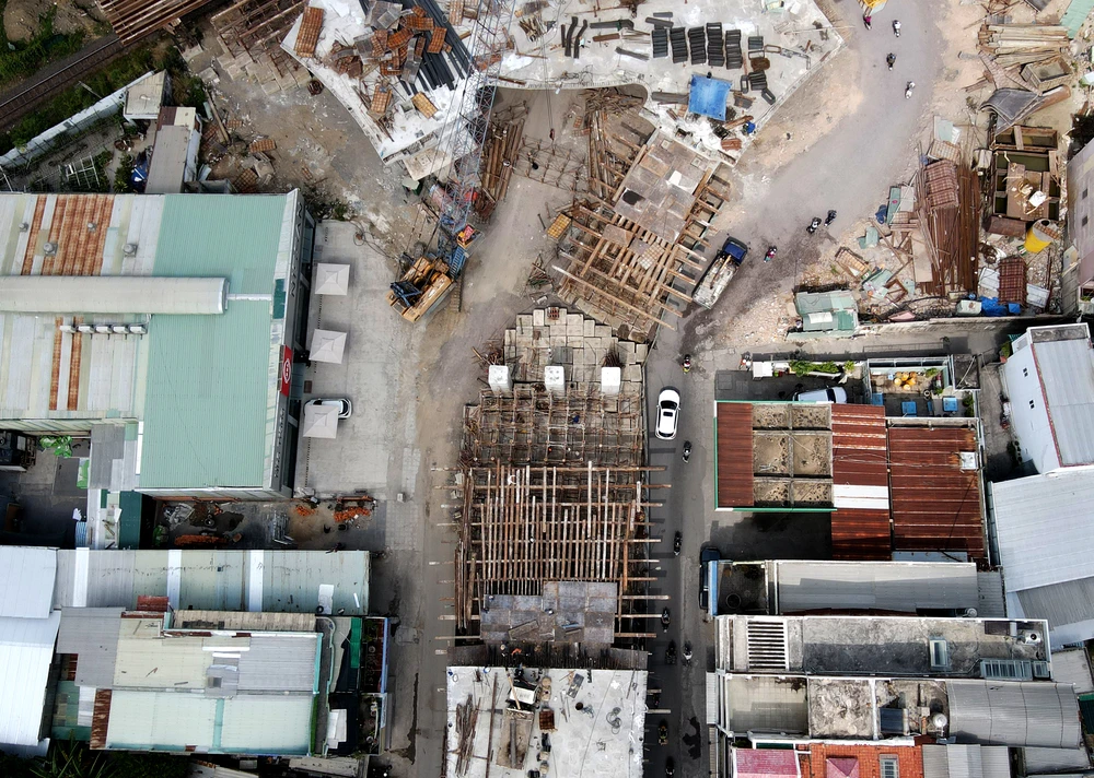 Trước đó, khoảng 11 giờ ngày 13-3, thanh thép của công trình dự án từ trên cao rơi thẳng xuống dòng xe cộ bên dưới. Hai người bị thương phải đi bệnh viện cấp cứu. Trong đó, một nạn nhân nữ 22 tuổi chấn thương đầu phải nhập Bệnh viện Đa khoa tỉnh Khánh Hòa theo dõi, điều trị.