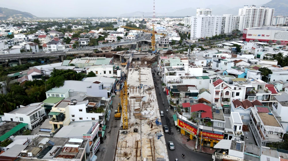 Ngày 14-3, dự án nút giao Ngọc Hội trên đường 23-10, TP Nha Trang, tỉnh Khánh Hòa, vẫn thi công bình thường sau sự việc thanh thép rơi trúng hai người dân đi đường khiến nạn nhân phải đi cấp cứu.