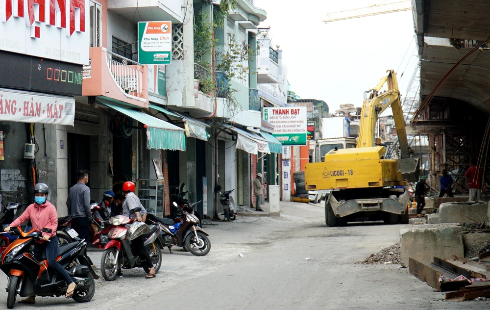 Người dân dọc đoạn đường này cho biết dự án thi công kéo dài đã 5 năm nay khiến cuộc sống họ đảo lộn. Hàng ngày, họ phải sống, đi lại bên cạnh những máy móc cơ giới.