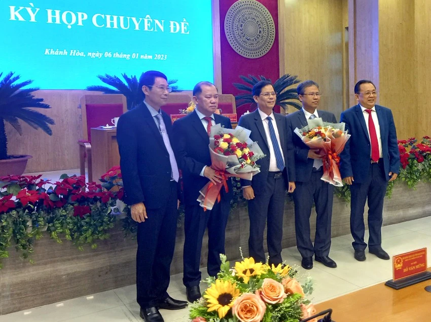 Ông Trần Hòa Nam (thứ 2 từ trái qua) được bầu làm Phó Chủ tịch UBND tỉnh Khánh Hòa. Ảnh: CTV.