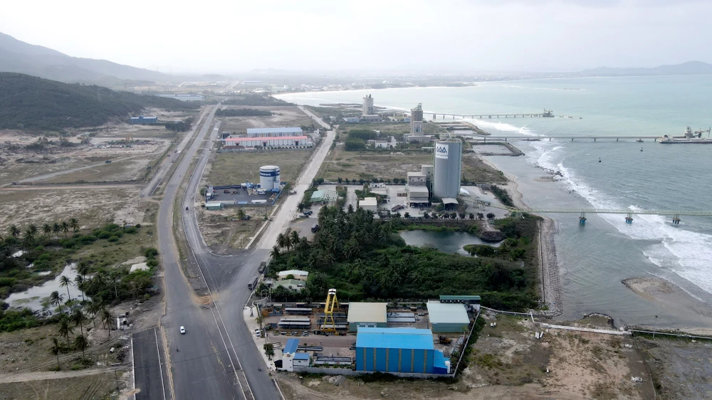 Điểm đầu cao tốc Khánh Hòa - Buôn Mê Thuột là nút giao tại khu vực cảng Nam Phong. Ảnh: H.H