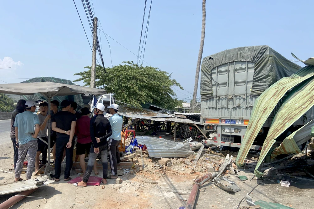 Xe tải lao vào quán cà phê rồi tông sập nhà dân. Ảnh: T.Q