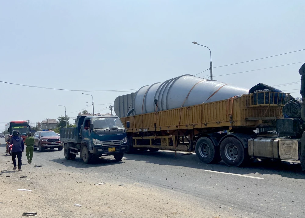 Xe đầu kéo làm rơi ống thép xuống đường. Ảnh: T.Q