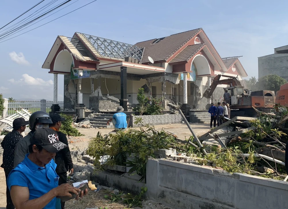 Ông Danh chiếm đất công ích xây căn nhà trị giá gần 2 tỉ đồng. Ảnh: N.H