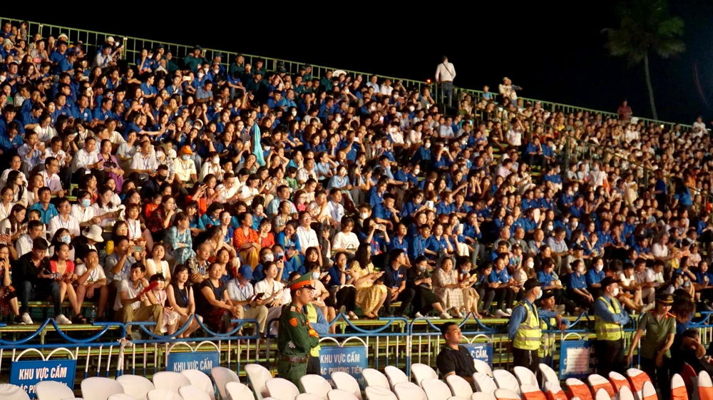 Hơn 10.000 người dân, du khách xem chương trình nghệ thuật lễ kỷ niệm tại Quảng trường 2-4. Ảnh: H.H