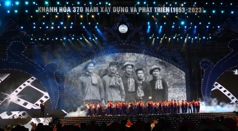 Chương trình nghệ thuật 370 xây dựng và phát triển Khánh Hòa. Ảnh: H.H