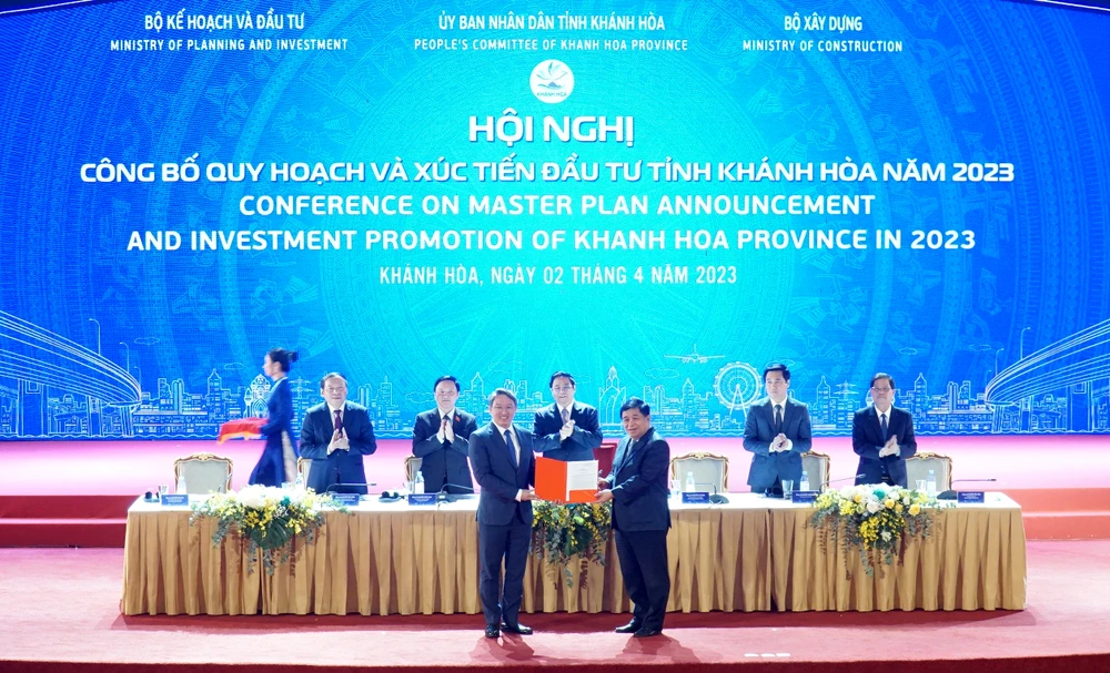 Bộ trưởng Nguyễn Chí Dũng trao quyết định Quy hoạch tỉnh Khánh Hòa. Ảnh: H.H