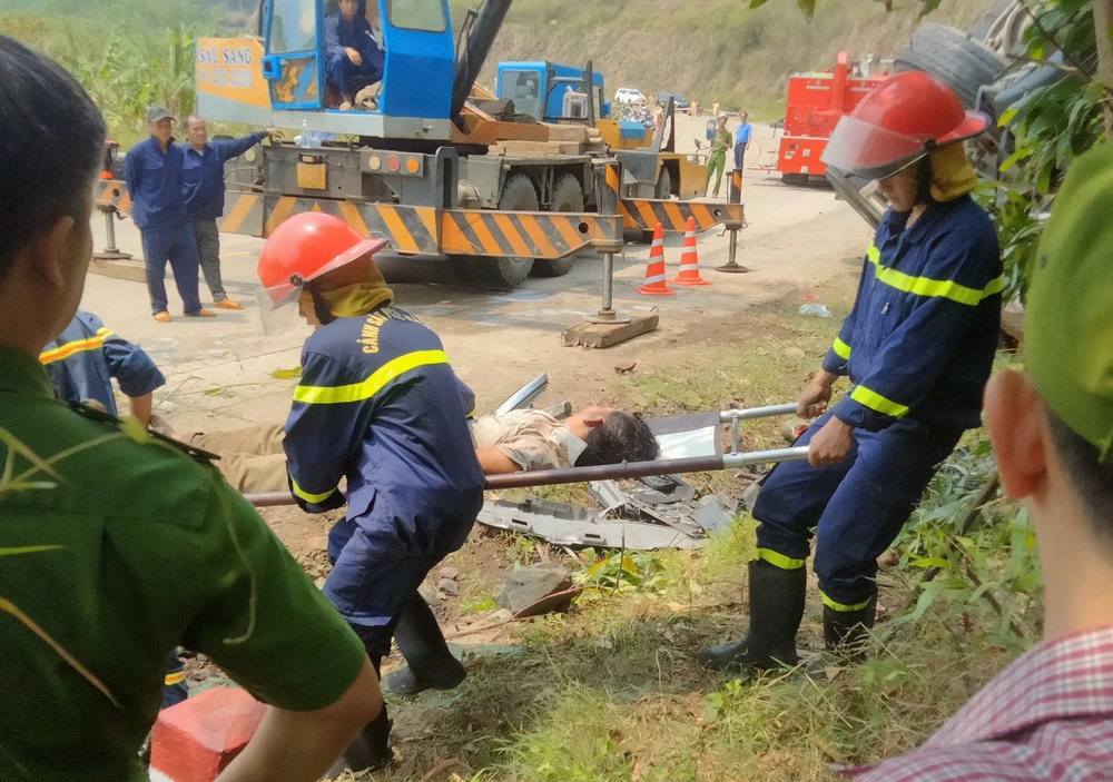 Lực lượng cứu hộ đưa các nạn nhân ra ngoài. Ảnh: V.K