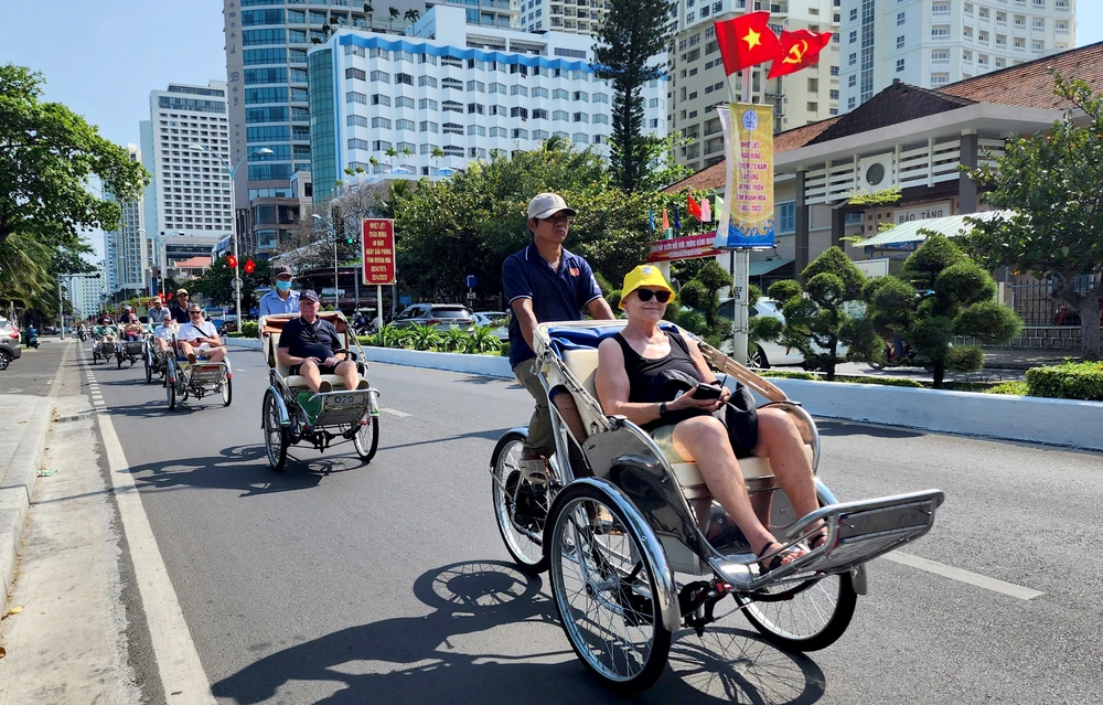 Các du khách đi xích lô tham quan thành phố. Ảnh: DU LỊCH