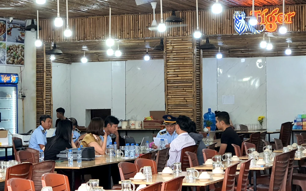Đoàn kiểm tra liên ngành kiểm tra tại nhà hàng Nhà Bè. Ảnh: T.T