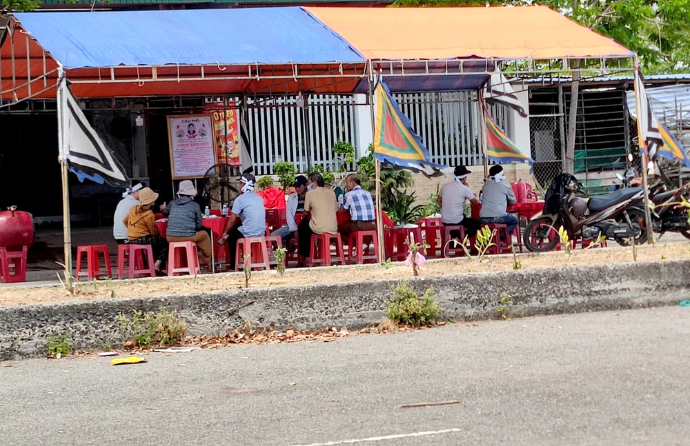 Gia đình tổ chức hậu sự cho ông H. Ảnh: T.T