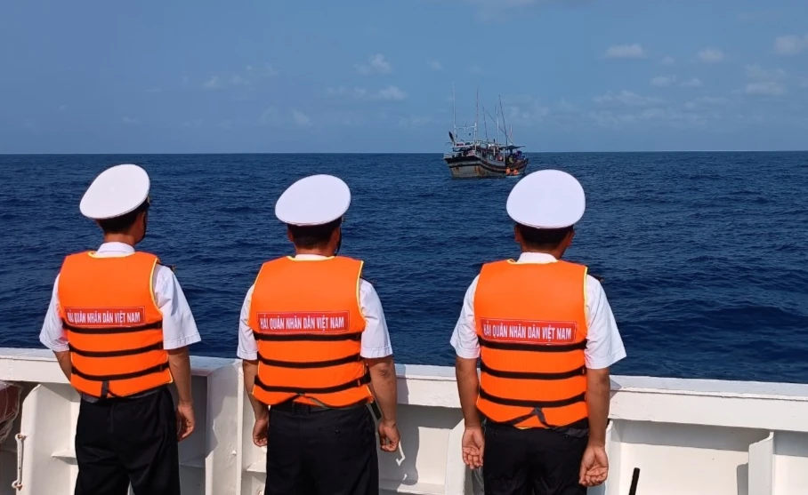 Tàu 465 Hải quân tổ chức tìm kiếm ngư dân mất tích. Ảnh: NGUYỄN NAM