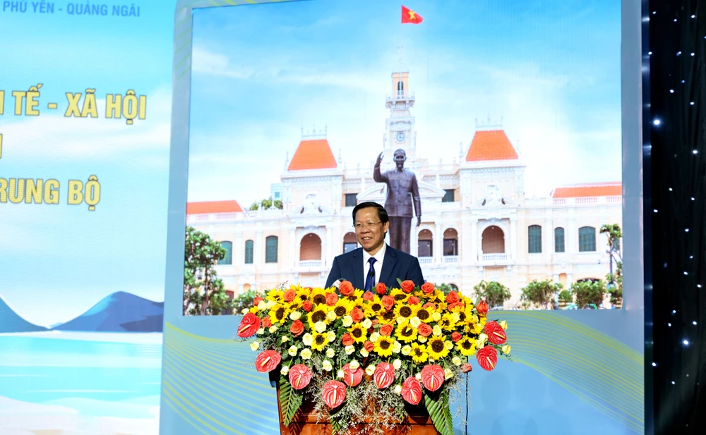 Chủ tịch TP.HCM Phan Văn Mãi phát biểu tại hội nghị. Ảnh: H.H