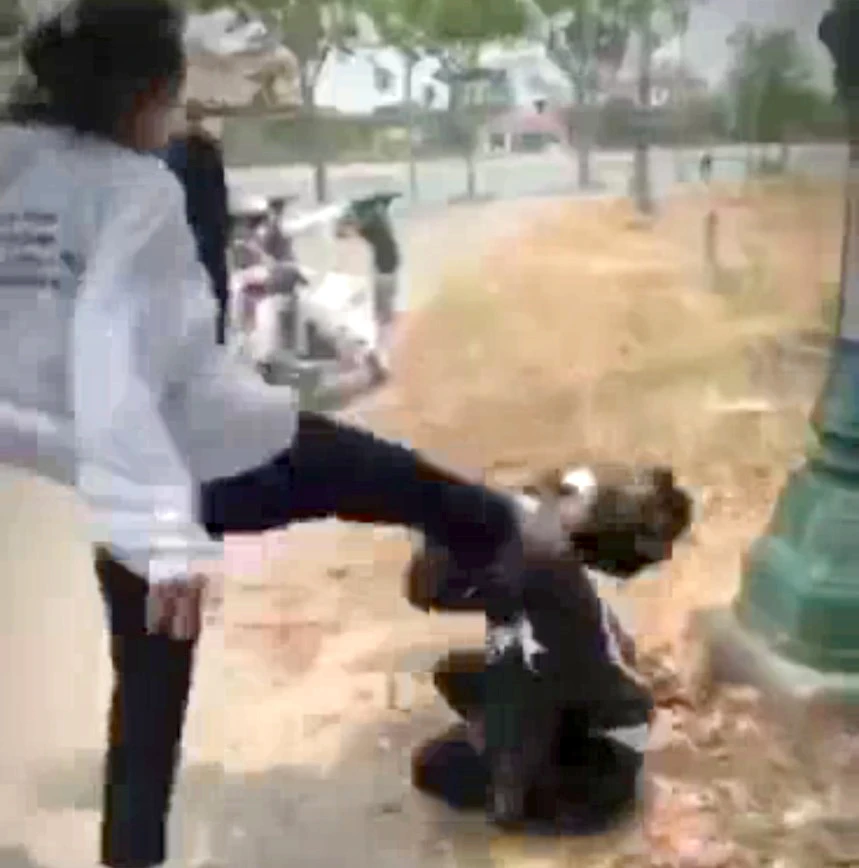 Nữ sinh lớp 9 trường Trần Phú bị đánh sau giờ học. Ảnh cắt từ clip.