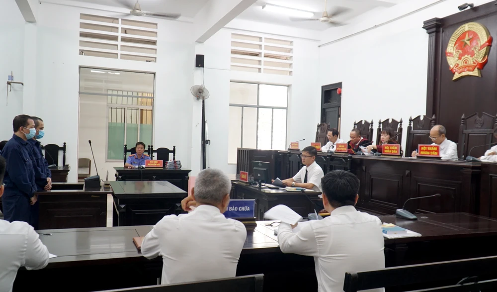 Phiên xét xử do vắng nhiều bị hại, người có nghĩa vụ liên quan và nhân chứng. Ảnh: H.H