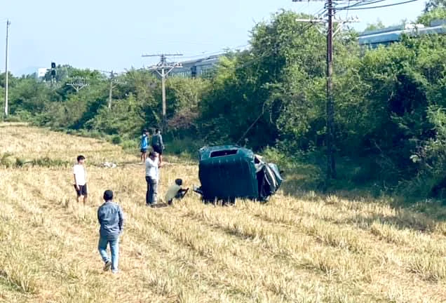 Phần cabin xe tải văng xa. Ảnh: C.T