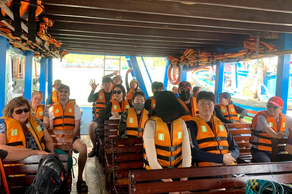 Các tour đi tham quan đảo ở Nha Trang hút khách. Ảnh: C.T