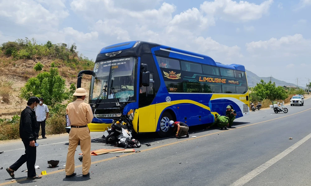 Cơ quan chức năng khám nghiệm hiện trường vụ tai nạn. Ảnh: Đ.K