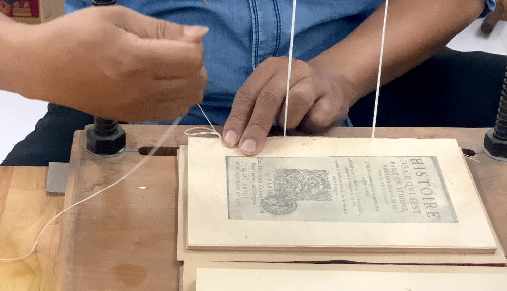 Công việc phục chế một cuốn sách cũ đòi hỏi sự tỉ mỉ. Ảnh: CHU VÂN Công việc phục chế một cuốn sách cũ đòi hỏi sự tỉ mỉ. Ảnh: CHU VÂN