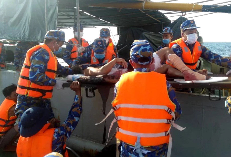 Hải quân hai ngư dân bị thương lên tàu 788 chở về đảo Phan Vinh điều trị. Ảnh: DUY TÂN