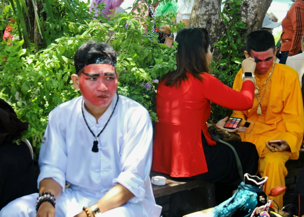 Đoàn dâng hương đang họa mặt để chuẩn bị biểu diễn tiết mục múa bóng. Ảnh: CHU VÂN