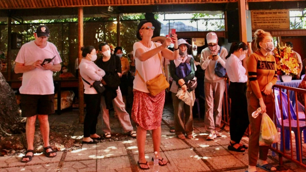 Du khách nước ngoài tham quan lễ hội. Ảnh: CHU VÂN