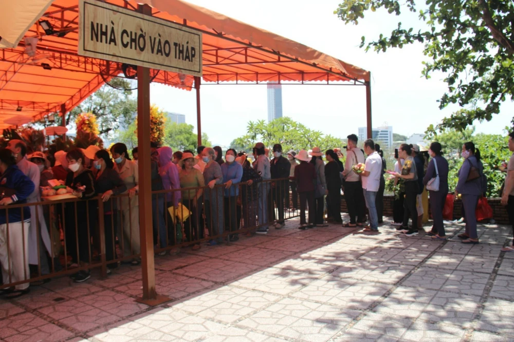 Đoàn người dâng hương xếp hàng dài để được vào Tháp chính dâng hương. Ảnh: CHU VÂN