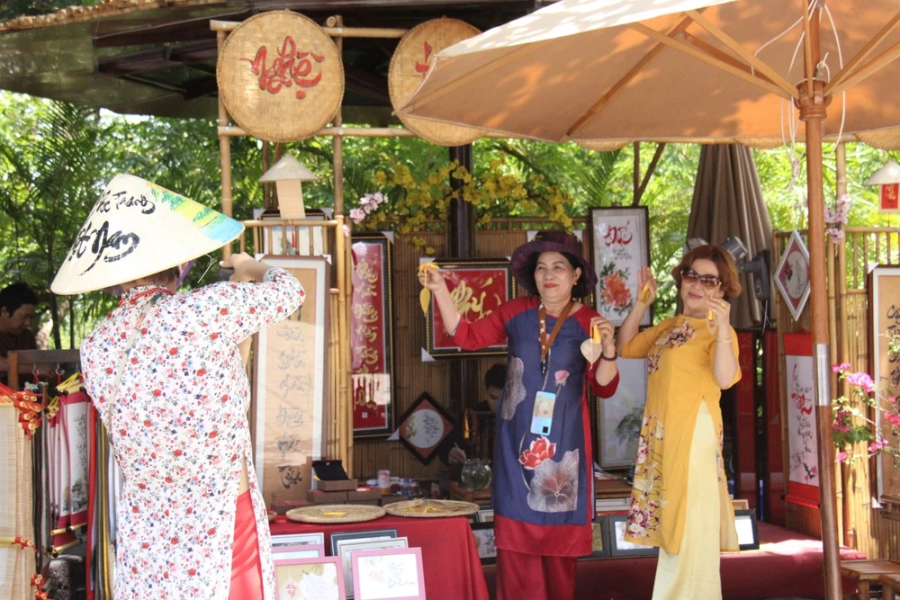 Du khách mua sắm và check-in tại lễ hội. Ảnh: CHU VÂN