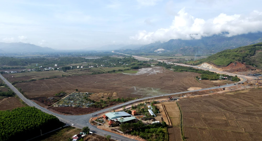 Cao tốc Nha Trang - Cam Lâm có điểm đầu giao với quốc lộ 27C tại xã Diên Thọ, huyện Diên Khánh, tỉnh Khánh Hòa. Đây là nút giao đầu tiên của cao tốc với quốc lộ 1. Các phương tiện từ phía Bắc sẽ rẽ phải vào quốc lộ 27C để vào cao tốc.