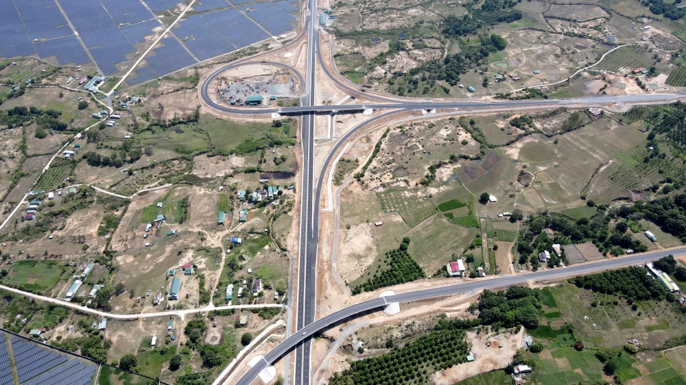 Điểm cuối nối với dự án cao tốc Cam Lâm - Vĩnh Hảo tại xã Cam Thịnh Tây, TP Cam Ranh, tỉnh Khánh Hòa. Đây là nút giao cuối của cao tốc Nha Trang - Cam Lâm. Phương tiện từ phía Nam trên quốc lộ 1 sẽ rẽ trái vào quốc lộ 27B để vào cao tốc.