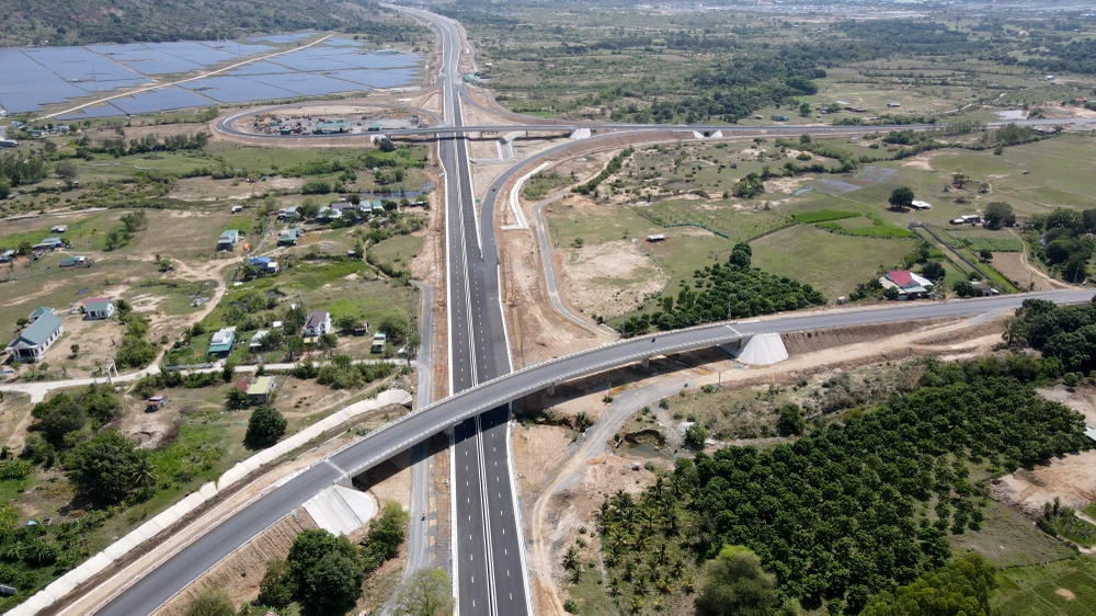 Ngoài ra, cao tốc còn có hai nút giao là nút Suối Dầu kết nối với quốc lộ 1 và Tỉnh lộ 3 và nút Cam Lâm kết nối với quốc lộ 1. Cao tốc Nha Trang - Cam Lâm hoàn chỉnh có quy mô sáu làn xe, bề rộng mặt đường 32 m.