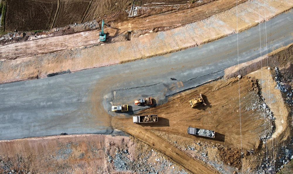 Ông Nguyễn Tuấn Anh, Giám đốc điều hành thi công dự án thuộc Công ty TNHH đầu tư đường cao tốc Nha Trang - Cam Lâm, cho biết để kịp tiến độ khánh thành do Bộ GTVT đề ra, khoảng 1.700 kỹ sự, công nhân đang tập trung ngày đêm hoàn thiện những hạng mục cuối cùng của dự án.