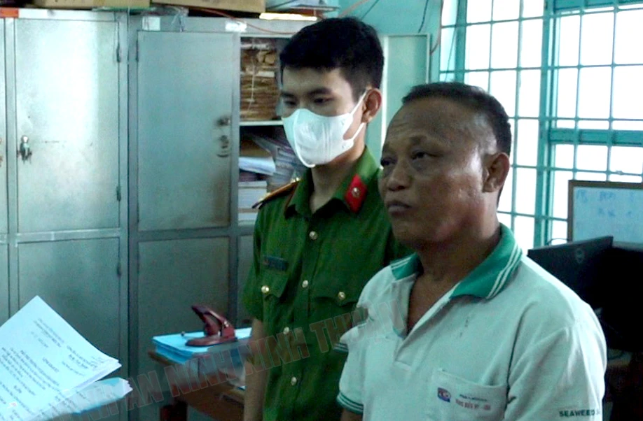 Công an tống đạt lệnh bắt tạm giam Quân